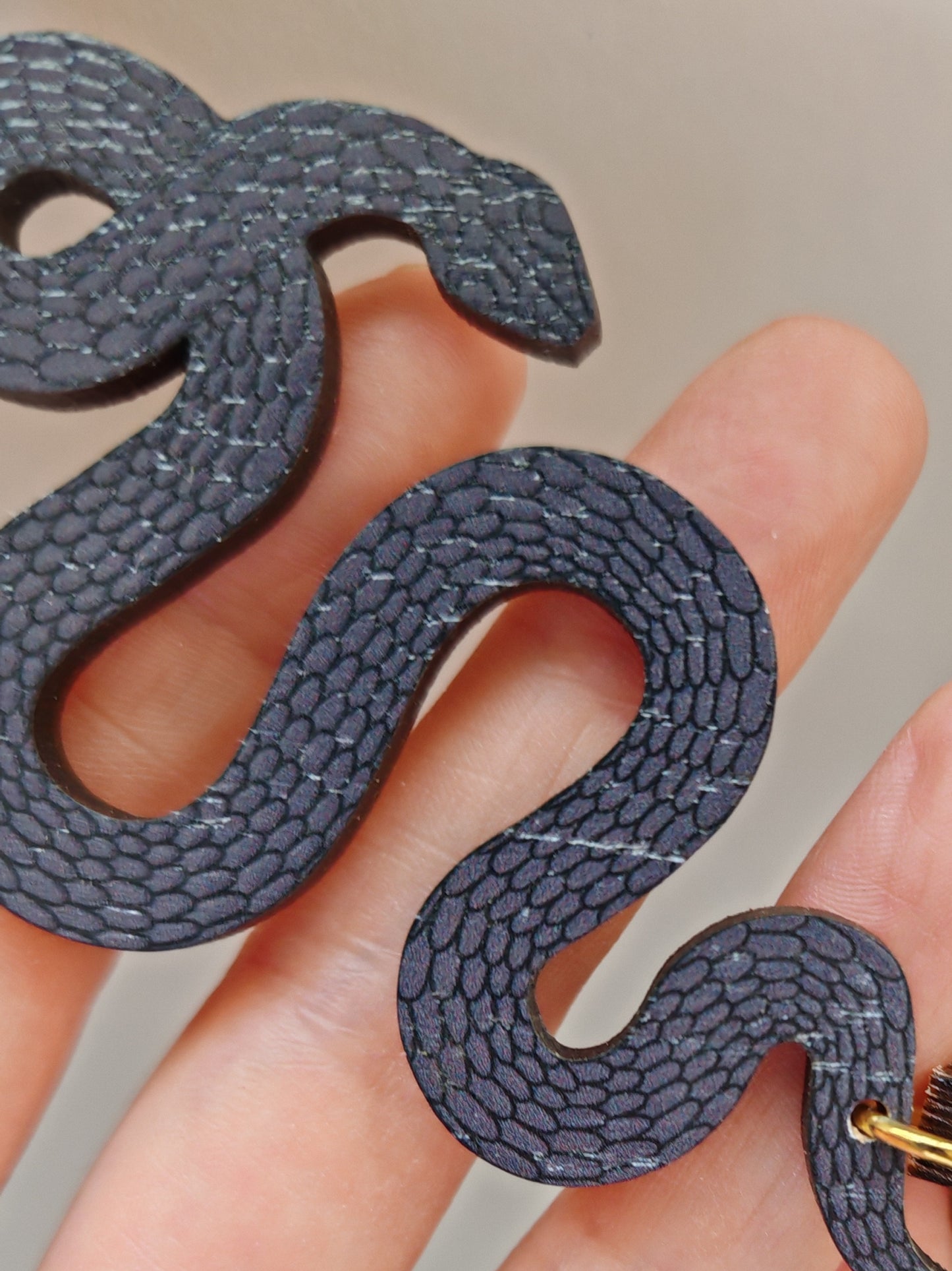 clown snake portal necklace FAULT ON BACK / WOOD SCAR