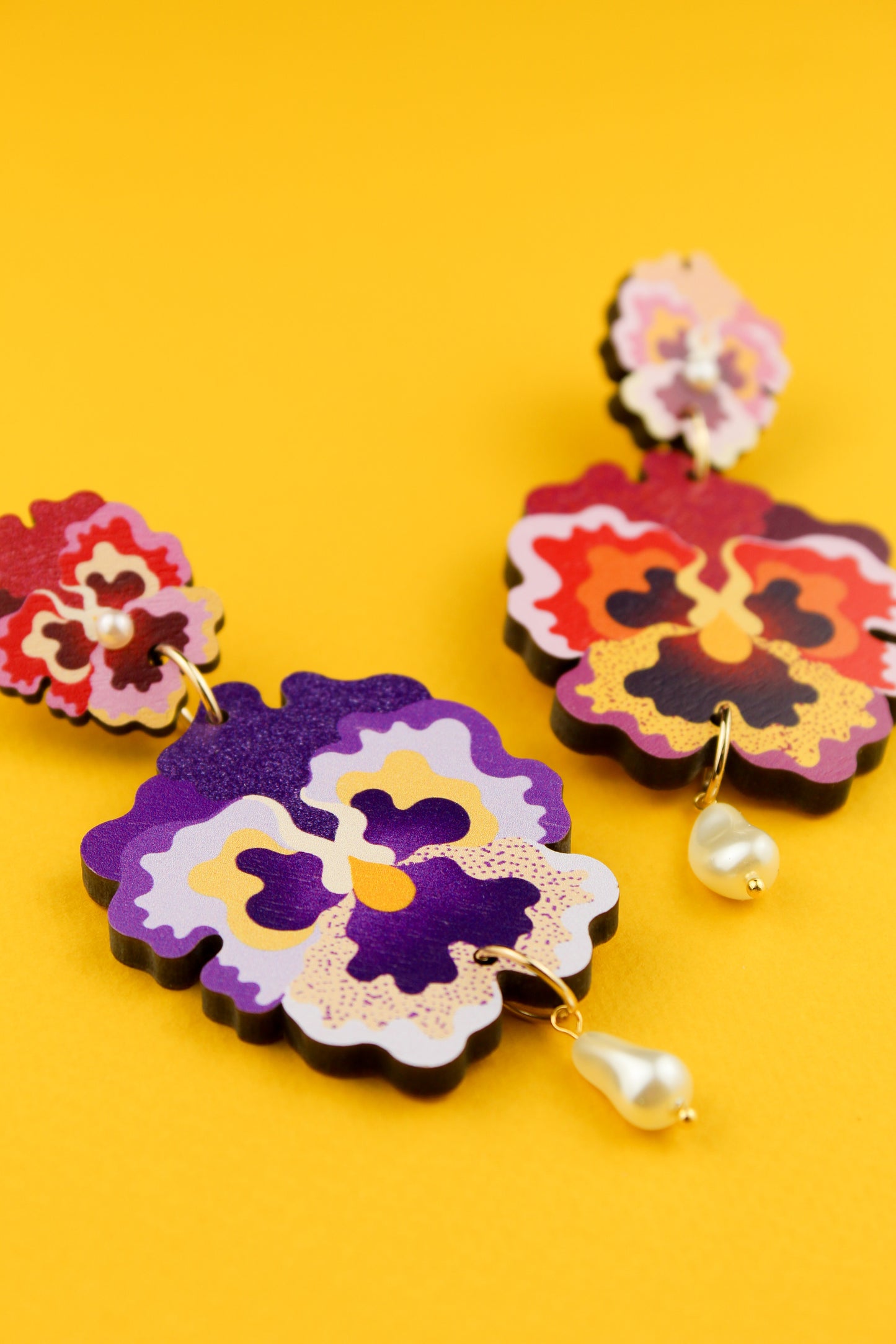 Boucles d'oreilles dépareillées en forme de pensée