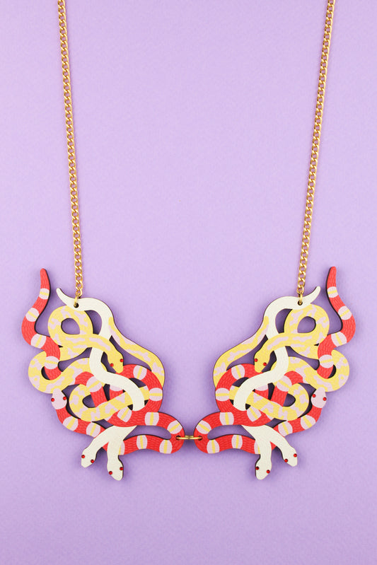 Collier de fosse aux serpents albinos