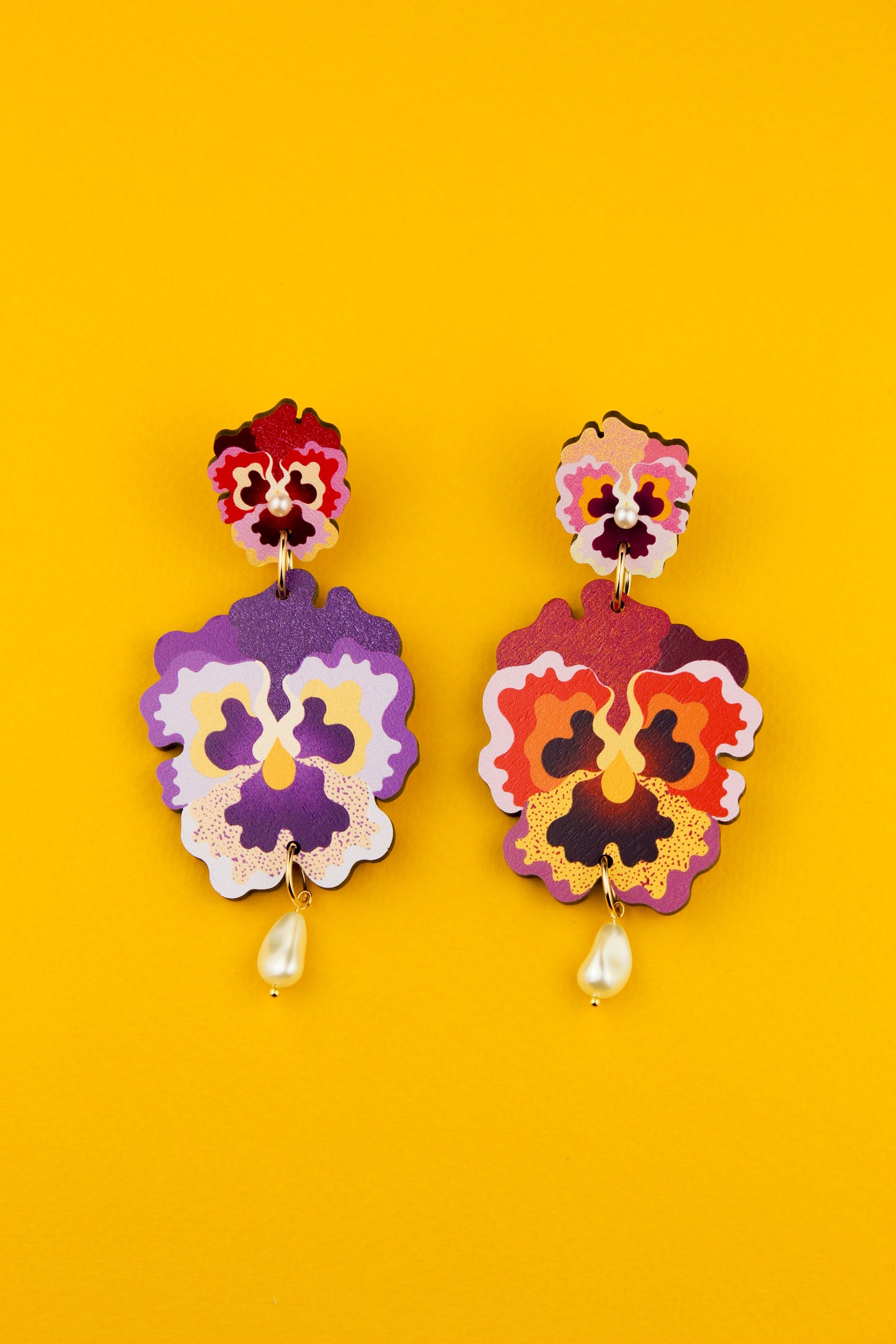 Boucles d'oreilles dépareillées en forme de pensée