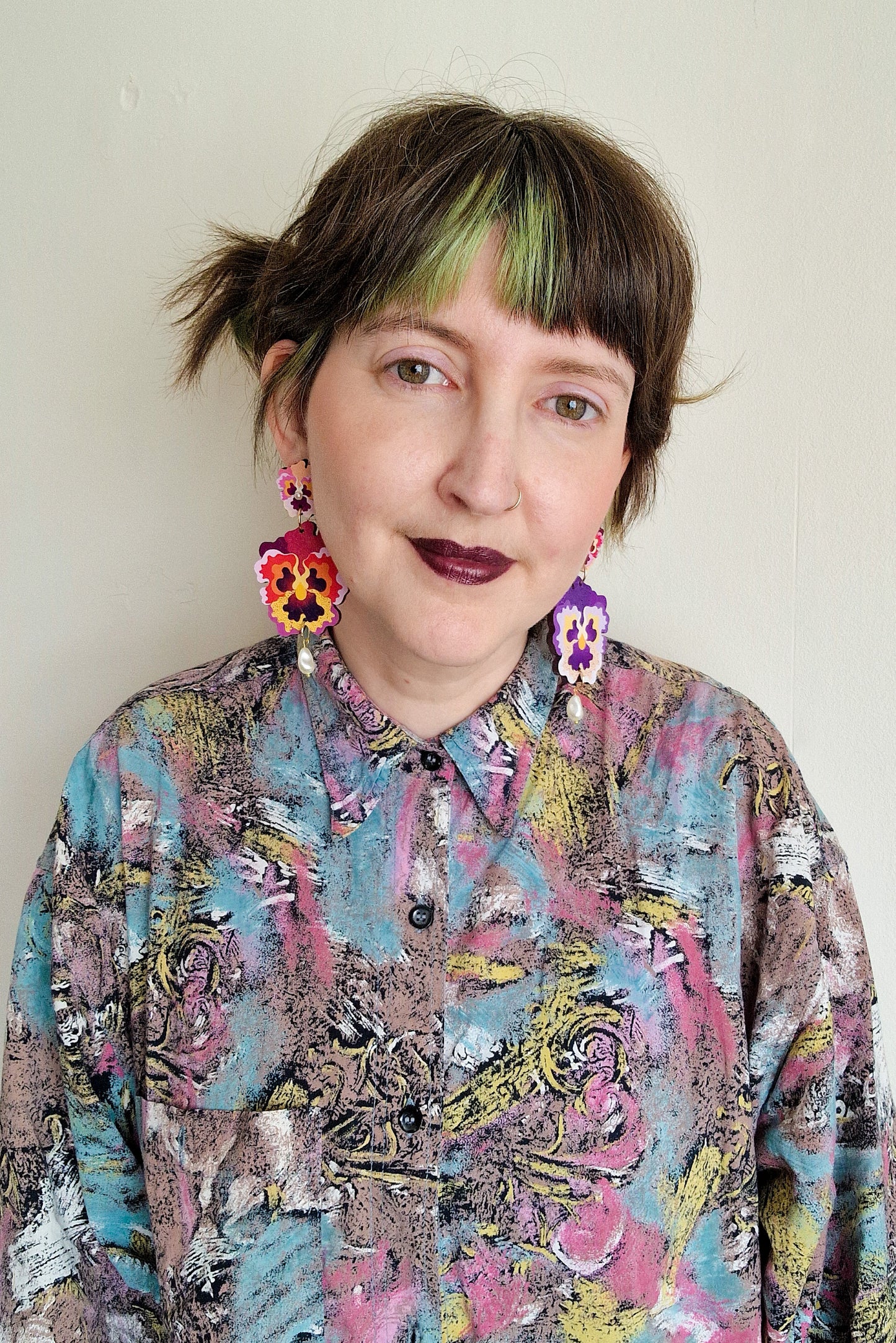 Boucles d'oreilles dépareillées en forme de pensée