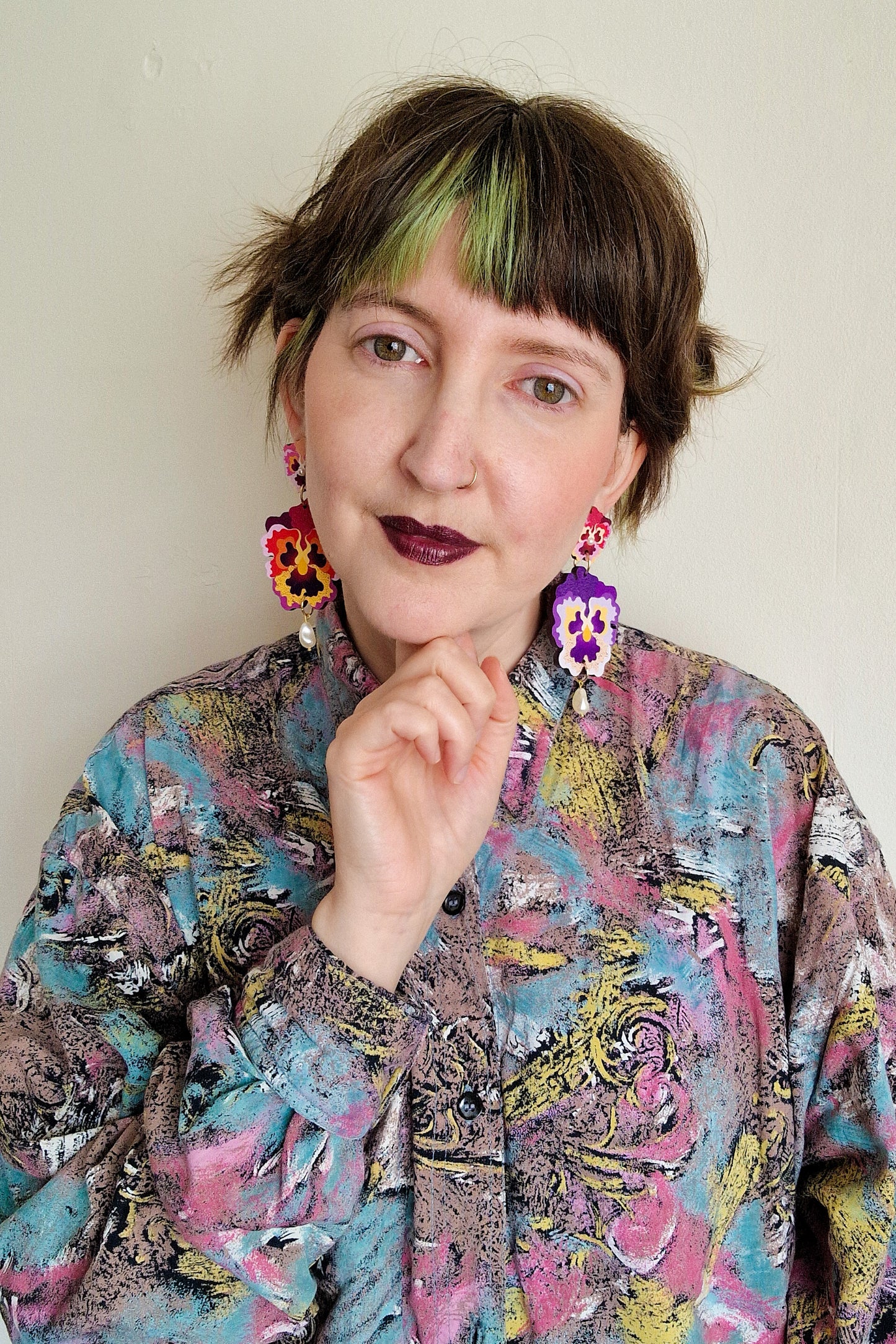 Boucles d'oreilles dépareillées en forme de pensée
