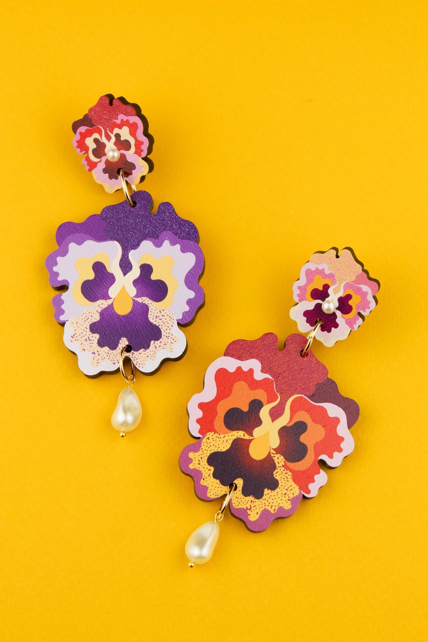 Boucles d'oreilles dépareillées en forme de pensée