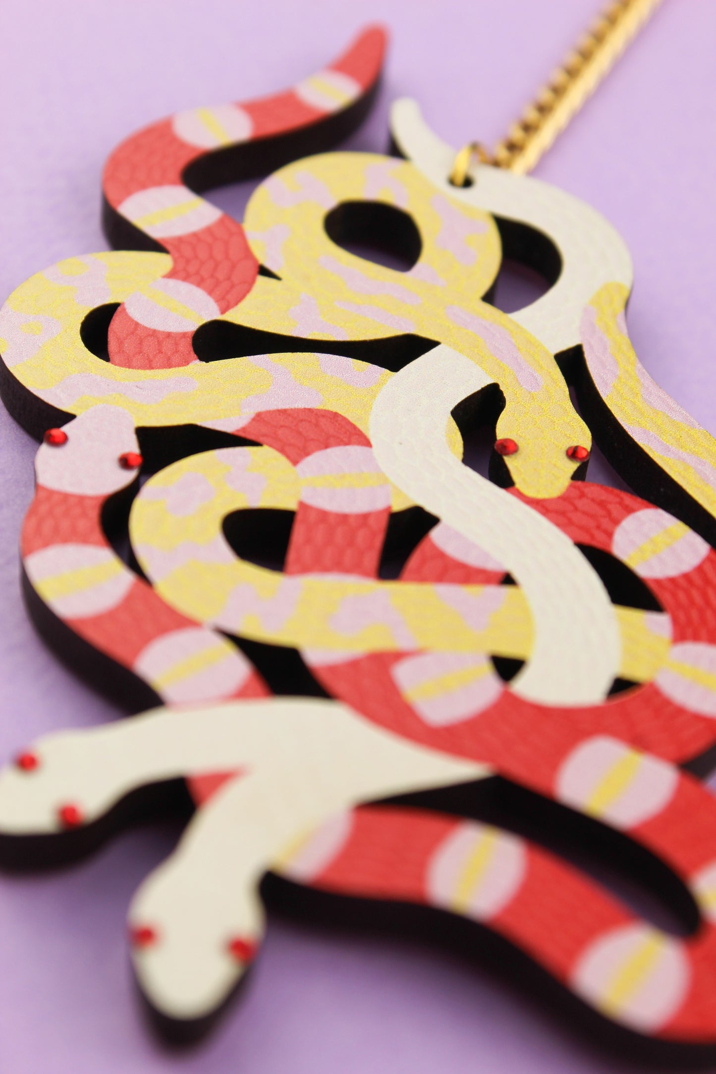 Collier de fosse aux serpents albinos