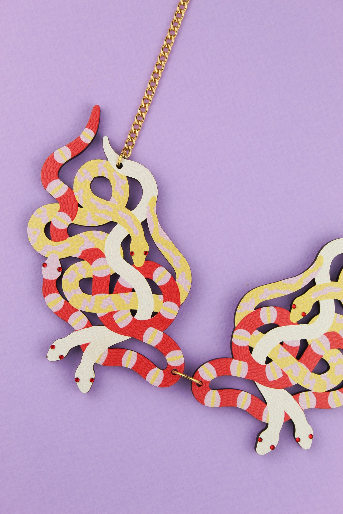 Collier de fosse aux serpents albinos